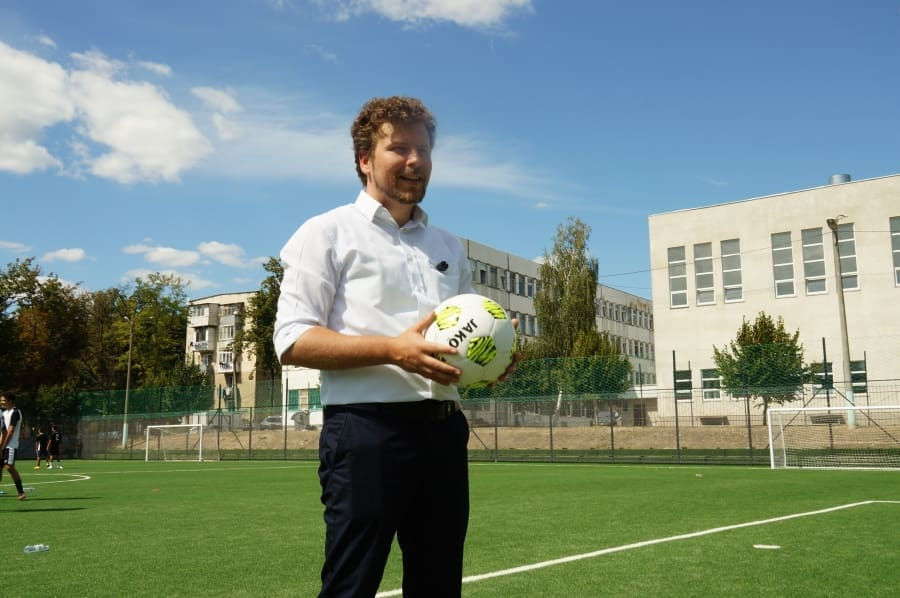 În Moldova vor fi renovate 10 complexe sportive și 50 terenuri școlare până în 2028.