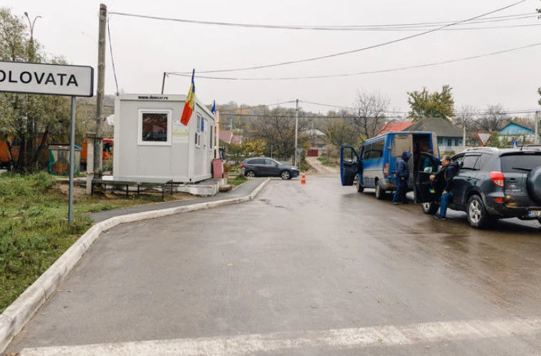 В селе Моловата машина врезалась в шлагбаум миротворцев РФ: произошел скандал.
