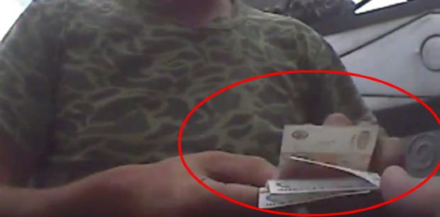 Polițist de frontieră, reținut de SPIA pentru comercializarea substanţelor narcotice. Foto: captura video