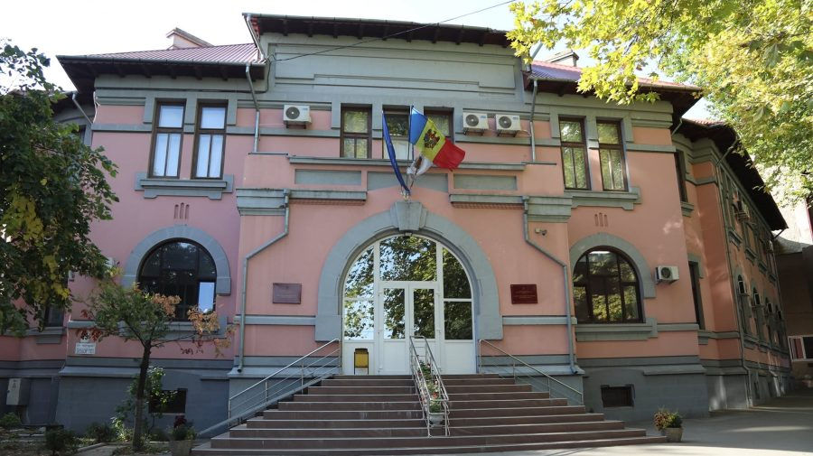 Управление образования проверит случай насилия между несовершеннолетними в Кишиневе.