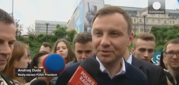 Preşedintele ales Andrzej Duda şi echipa sa au distribuit cafea într-o staţie de metrou, la Varşovia. Foto: euronews