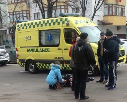 По словам очевидцев, мужчина внезапно выскочил из-за троллейбуса, пытаясь неправильно пересечь улицу. Фото: StopHam Moldova/ Facebook.