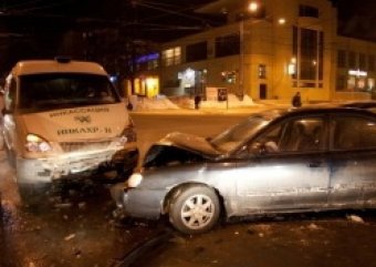 Неизвестные преступники, угрожая оружием, вытащили из машины деньги и скрылись. Пострадавших в результате случившегося нет.