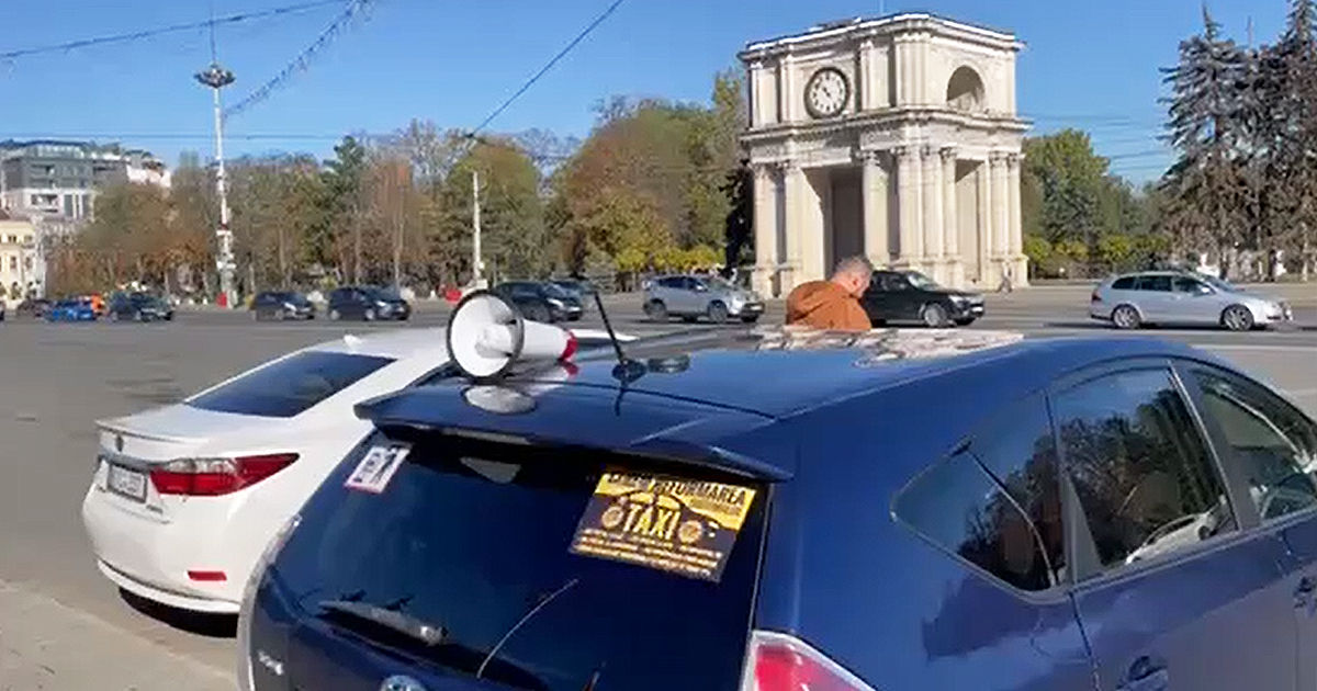 Водители такси провели протест у здания правительства Молдовы.