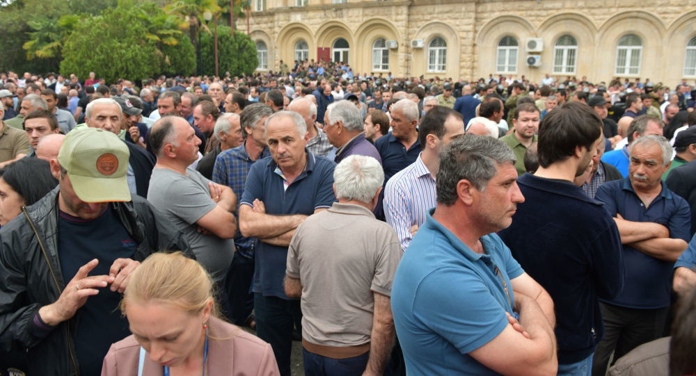 Митинг в Сухуме начался после того, как парламент республики отказался переносить дату выборов президента с 21 июля на 23 ноября.