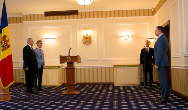 Noul ministru al Economiei, Andrian Candu, şi-a depus azi jurămîntul la Reşedinţa de Stat.