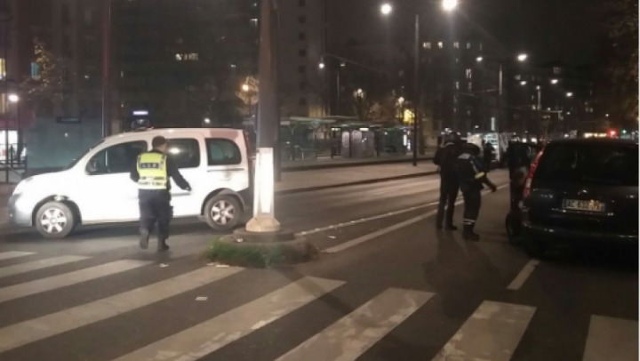 Un individ înarmat a luat ostatice șapte persoane într-o agenție de turism din Paris. Foto: twitter.com