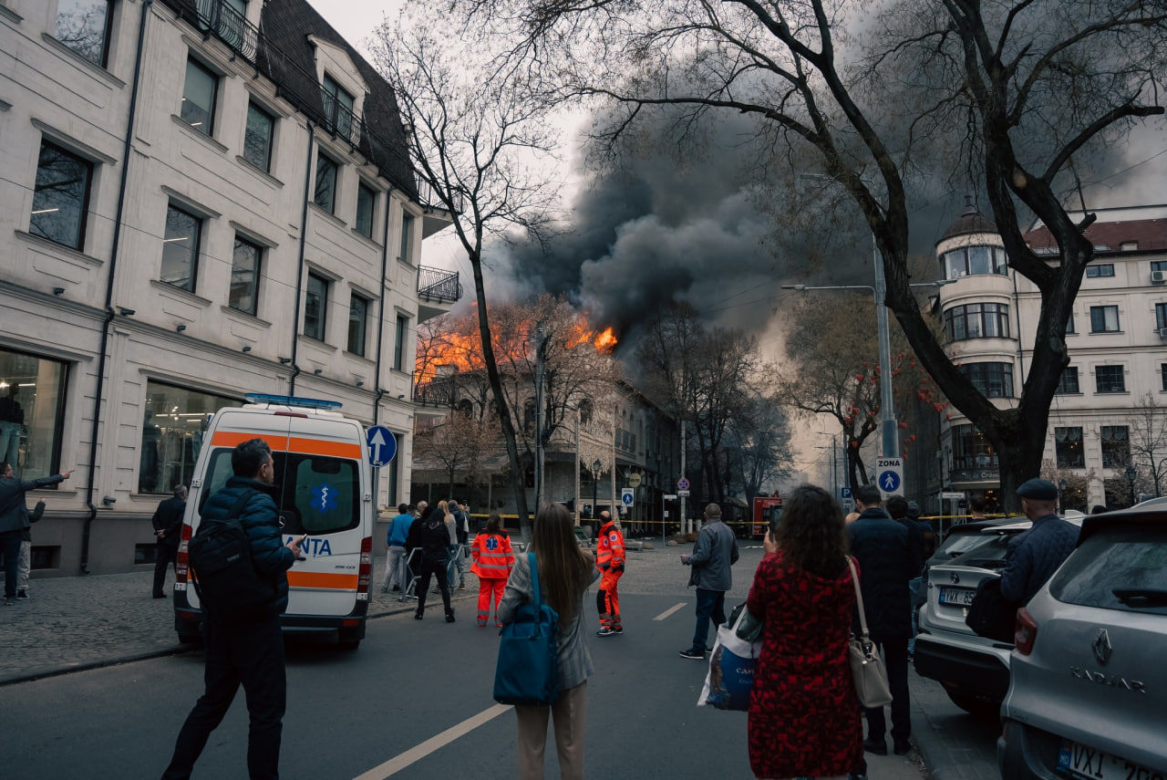 100 de persoane luptă cu incendiul din centrul Capitalei: 4.000 de metri pătrați sunt afectați.