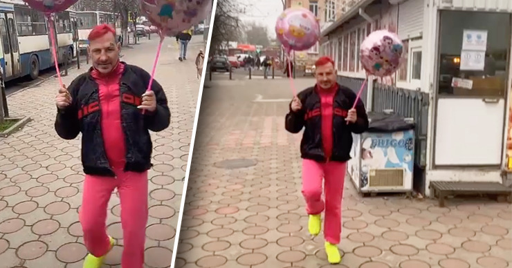 Мужчина представляет бездомных в новом свете. 