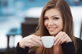 Persoanele care beau mai multe ceşti de cafea în fiecare zi au artere mai "curate" şi evită astfel blocajul arterial. Foto: cosmopolitan.ro