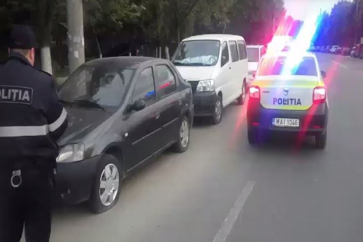 Un tânăr, în vârstă 25 ani, a fost reţinut pe urme fierbinţi de oamenii legii.