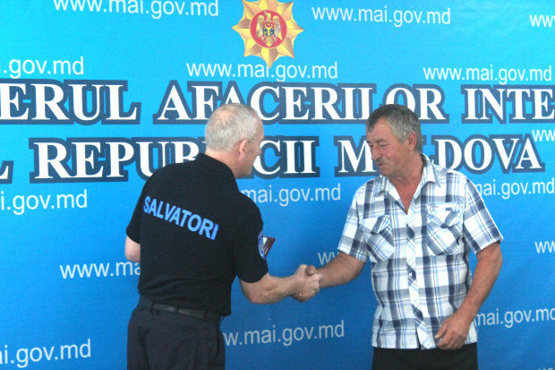 Un bărbat care a salvat de la înec un copil de 12 ani, în Anenii Noi, a fost decorat de DSE. Foto: dse.md