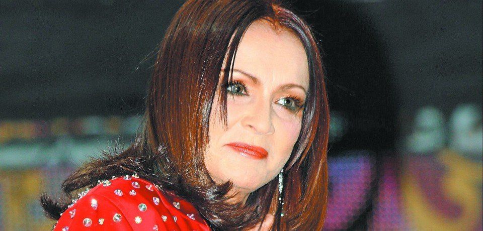 Хулиган рассказал, что известная певица находится у него дома взаперти и он готов расправиться с артисткой.