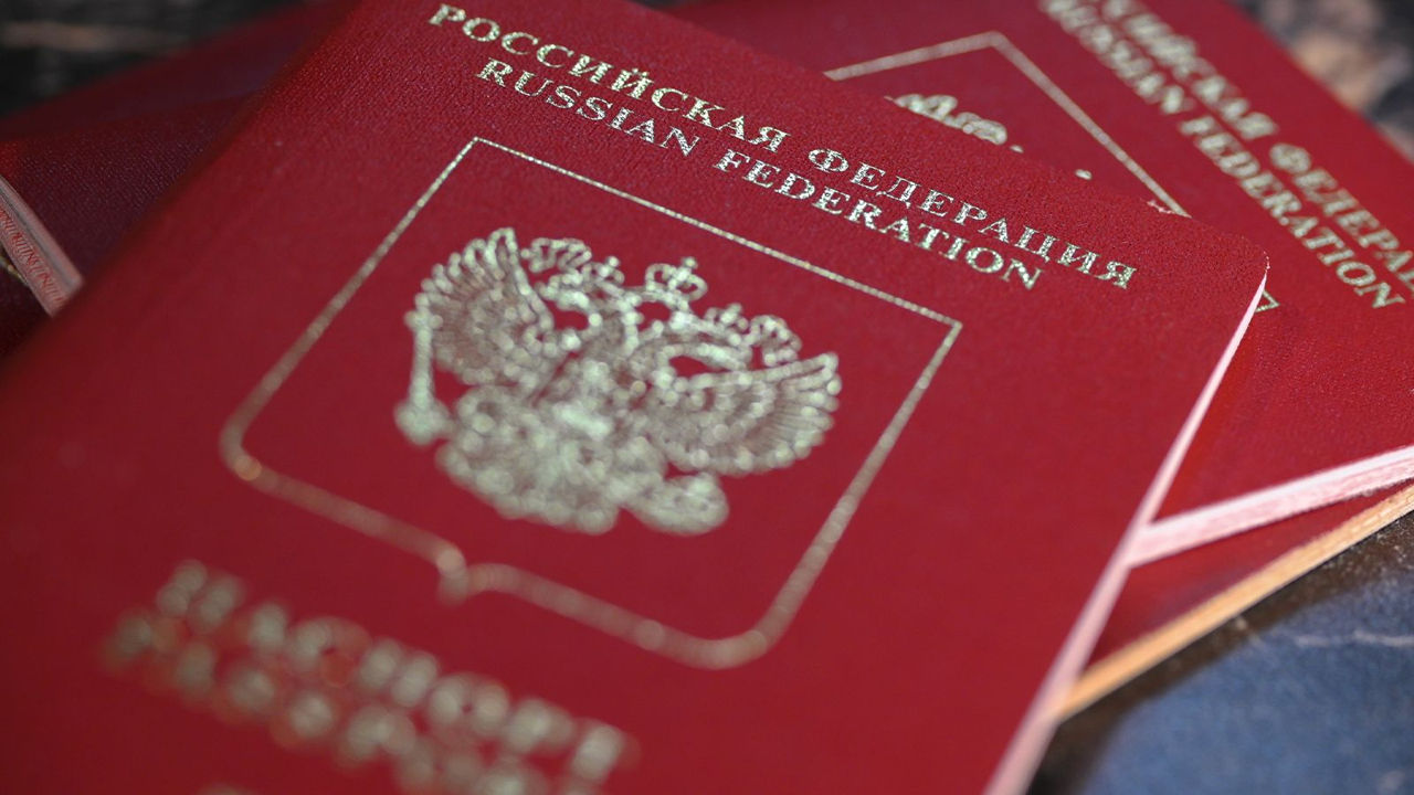 У российских призывников будут изымать загранпаспорта.