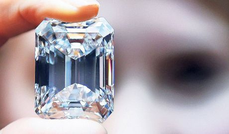 Diamantul care reprezintă o definiţie a perfecţiunii, a fost vândut în doar trei minute cu 22,1 milioane de dolari, a anunţat casa de licitaţii Sotheby's.