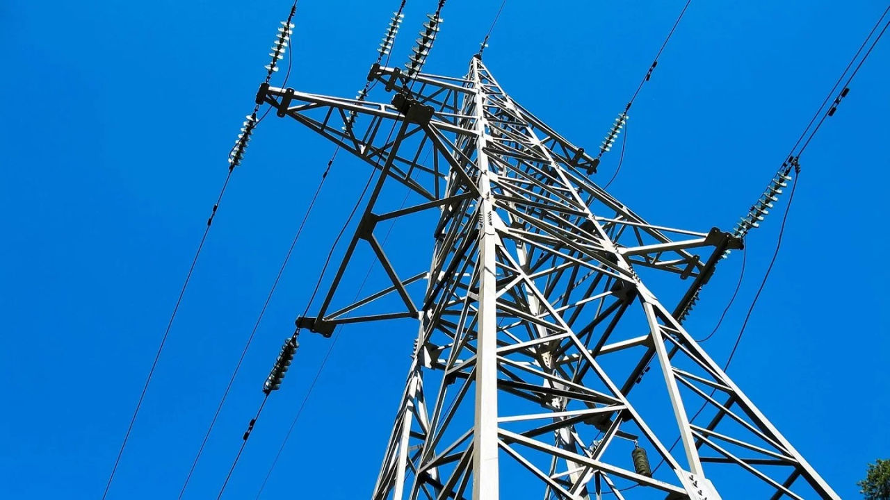 Un adolescent, electrocutat în timp ce se juca lângă un punct de distribuție a energiei electrice.
