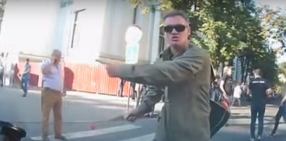 Полиция установила личность протестующего, напавшего на водителя.