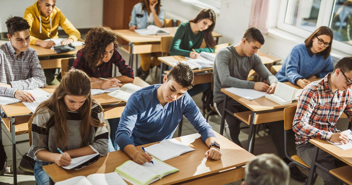 Statul va certifica competențele de comunicare în limba română ale liceenilor.