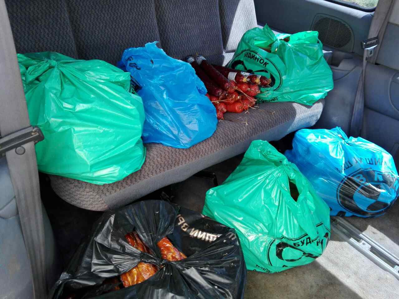 Circa 200 de kg de mezeluri, fără acte de proveniență, reținute în trafic. Foto: border.gov.md