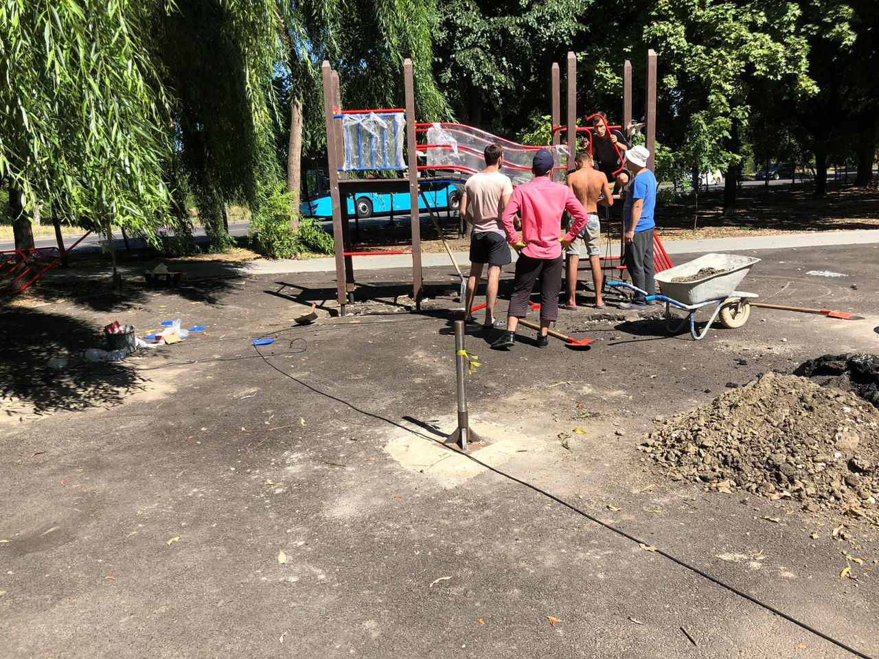Продолжаются работы по благоустройству сквера на Мунчештской.