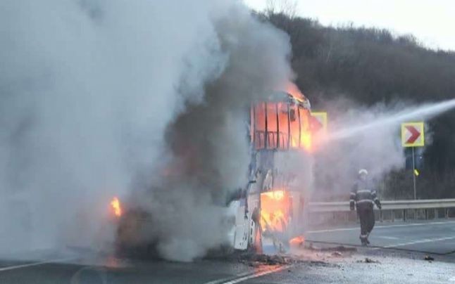 Două autobuze, cuprinse de flăcări într-o parcare la Băcioi. Foto simbol: adevarul.ro