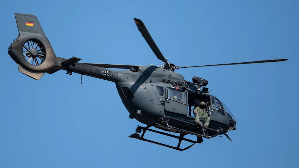 O navă rusească a tras cu muniție de semnalizare asupra unui elicopter german.