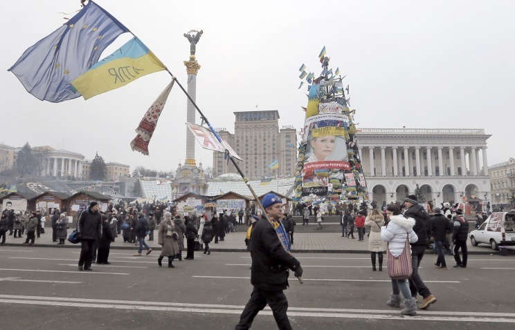 После митинга под "Межигорьем" его участники направились к пикетированию домов премьер-министра Николая Азарова и спикера Верховной Рады Владимира Рыбака, а также лидера движения "Украинский выбор" Виктора Медведчука.