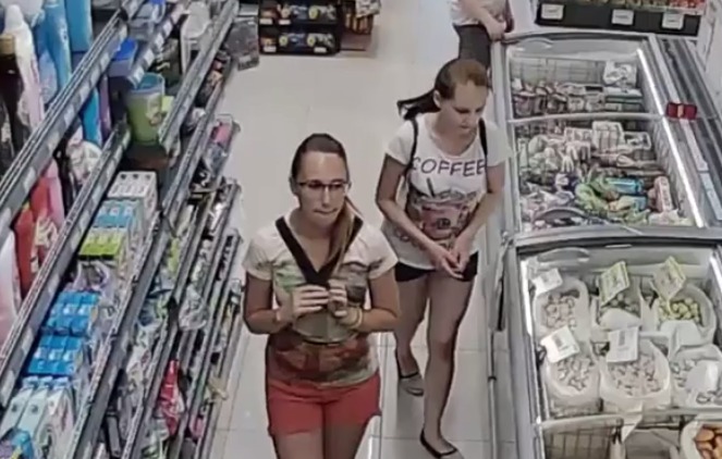 Poliţiştii au constatat că, acestea ar fi fost implicate în furtul căruciorului, iar acţiunilor lor fiind fixate de camerele de supraveghere.