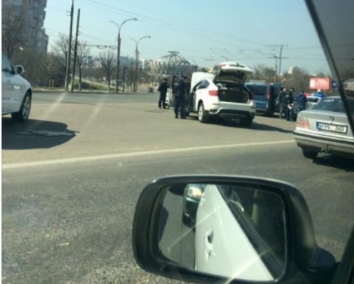 Zeci de mașini de lux sunt oprite pe străzile din capitală. Foto: facebook/nataliaceban