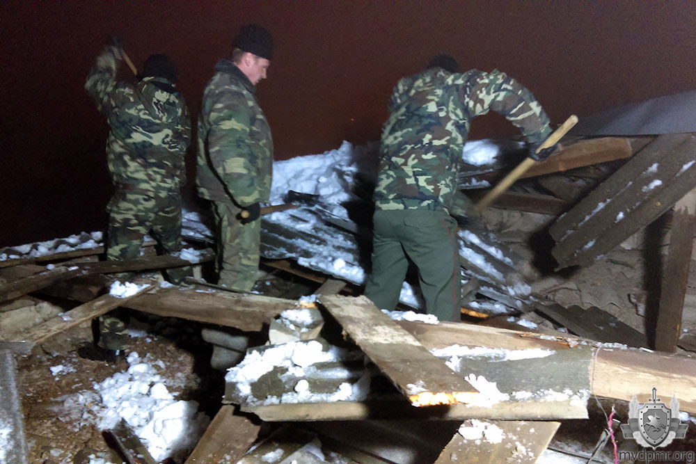 В Дубоссарах в многоквартирном доме под тяжестью снега обрушился скат шатровой крыши. 