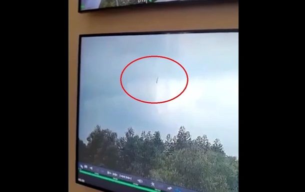 Появилось видео падения самолета в Китае.