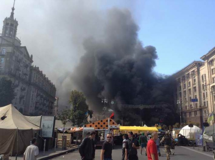 Lenta.ru scrie că forțele de ordine au reținut mai multe persoane înarmate, care apărau baricadele din Maidan.