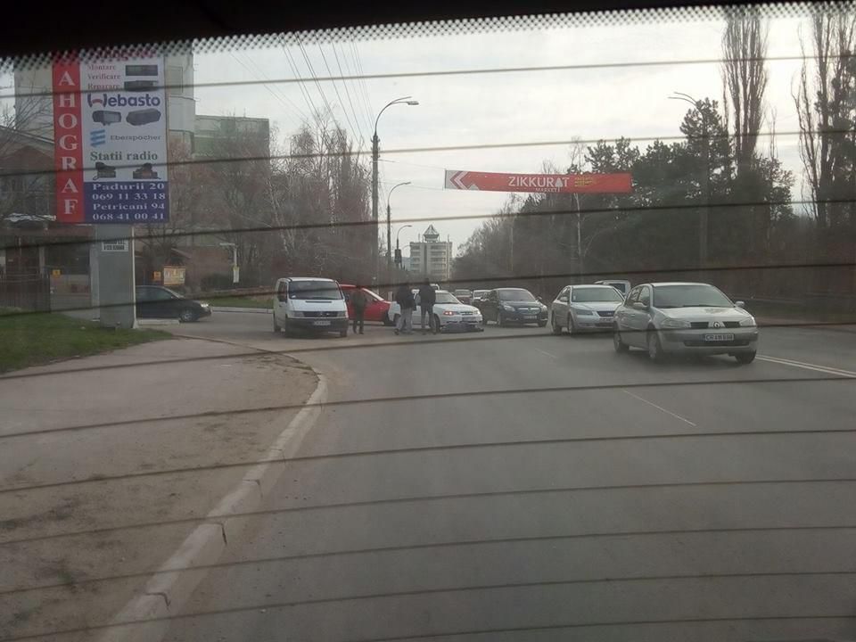 В столице неадекватный мужчина бросался под колеса проезжающих машин.