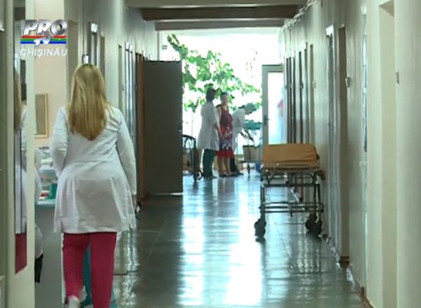 Tanara de 24 de ani nu vrea sa spun al cui este copilul. Foto: protv.md