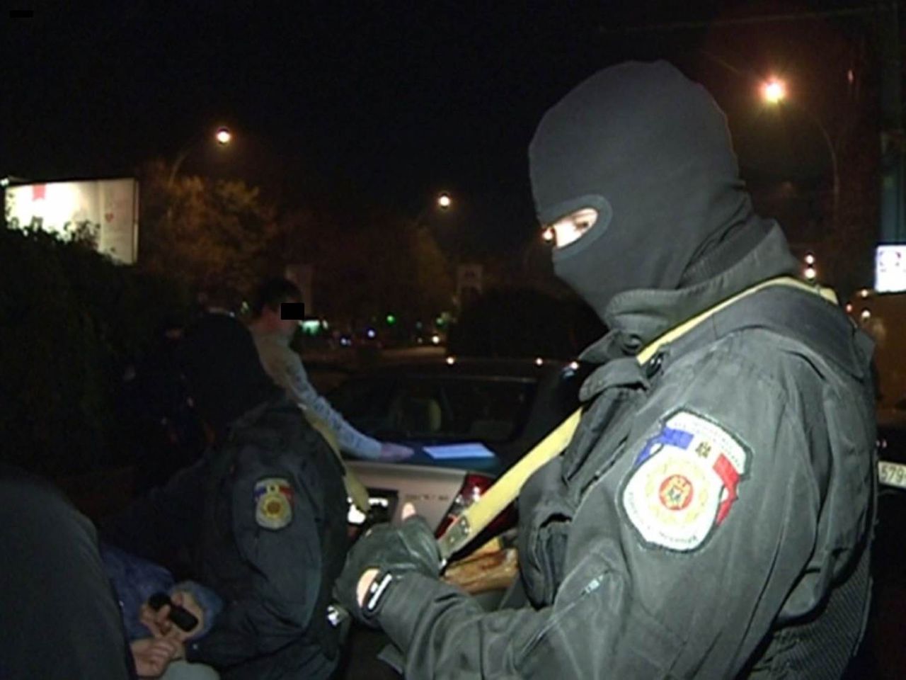 Percheziții la domiciliile unor tineri. Ce au descoperit polițiștii