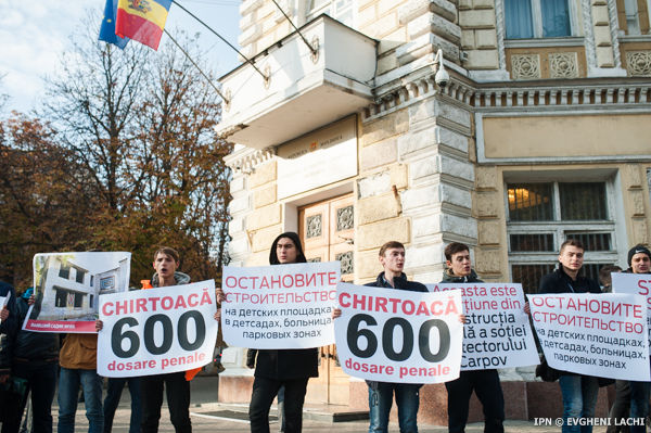 Din cauza gălăgiei, funcţionarii nu se mai auzeau şi s-au văzut siliţi să întreruptă şedinţa.