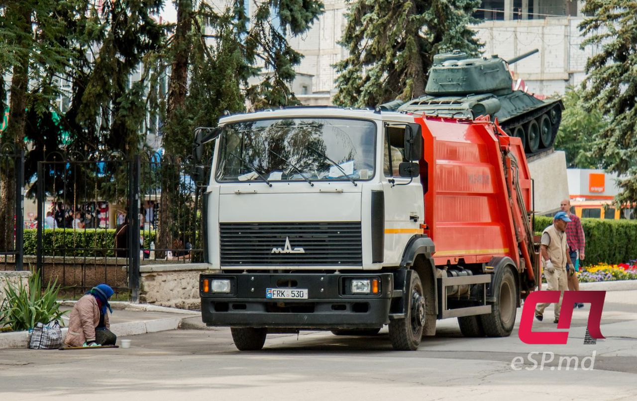 В июле, в разгар одного из витков мусорного кризиса в городе, МП ДРСУ вывезло шесть мусоровозов на полигон города Купчинь в Единецком районе. 