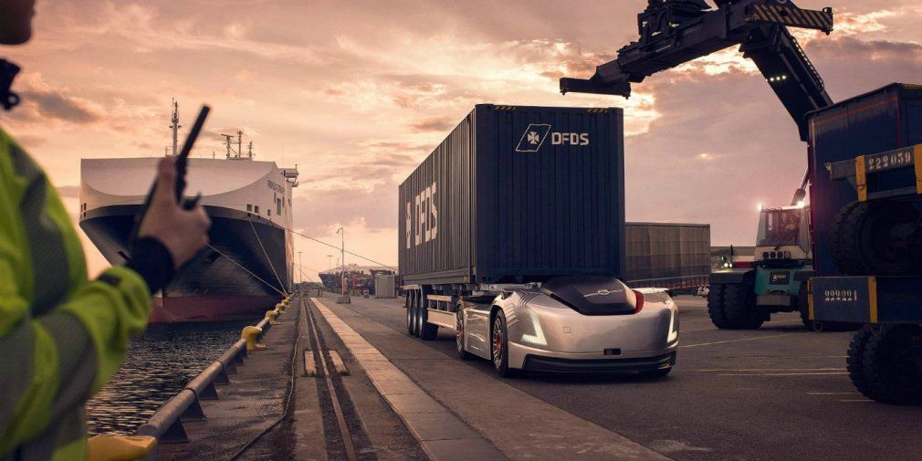 Беспилотники Volvo без кабины отбуксировали контейнеры в порту.
