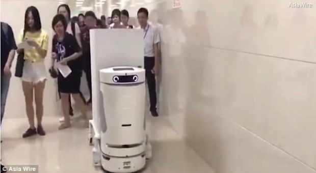Spitalul în care lucrează mai mulţi roboţi. Fiecare face munca a patru oameni