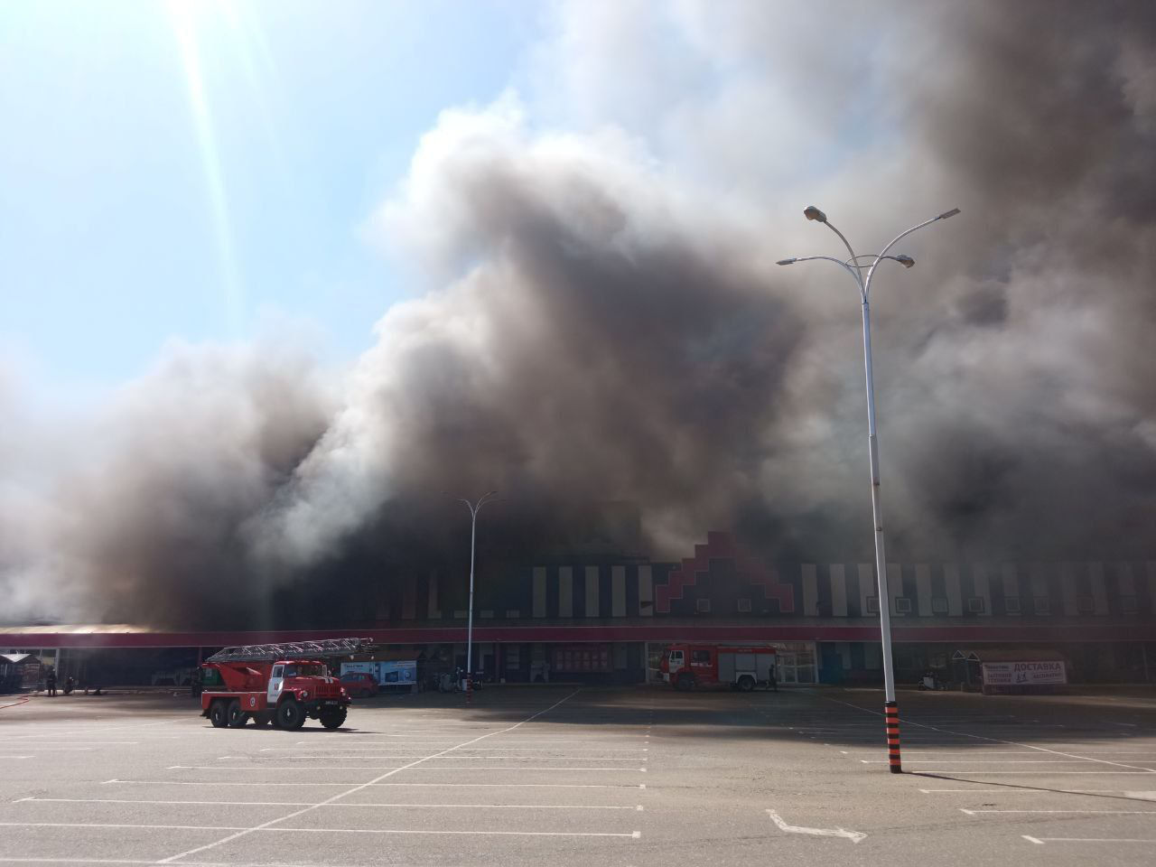В Донецке после обстрела загорелся ТЦ.