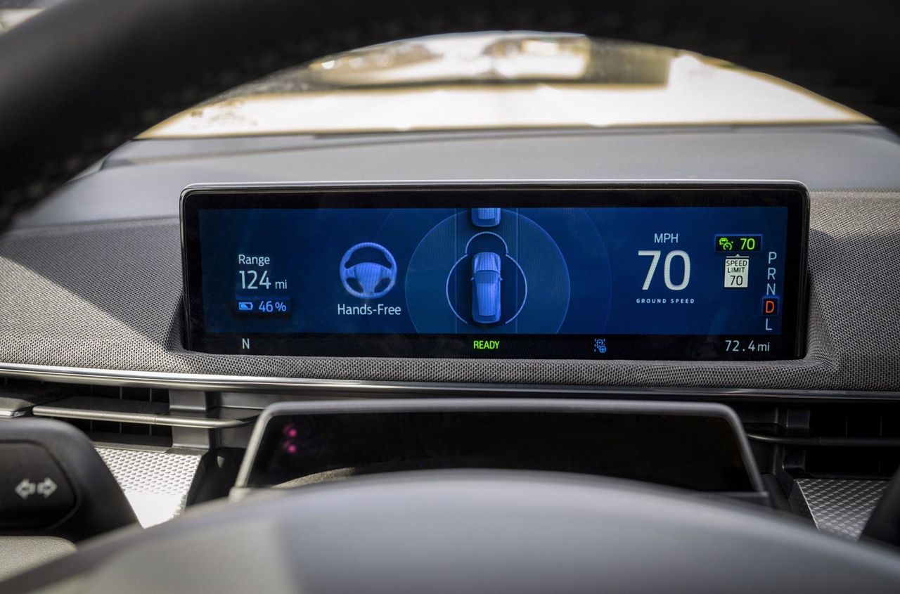 Автопилот Ford BlueCruise разрешит убирать руки с руля.