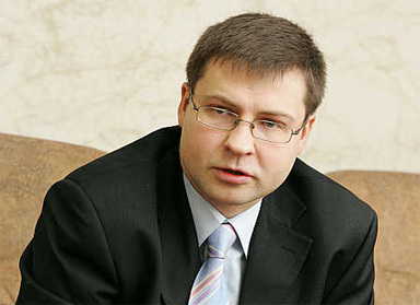 Premierul leton Valdis Dombrovskis a demisionat miercuri, în urma catastrofei soldate cu 54 de morţi .