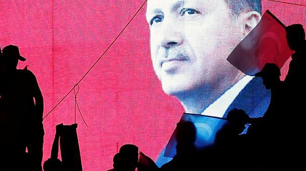 Озтюрк и еще 26 офицеров, подозреваемых в попытке путча, были доставлены в суд под усиленной охраной.