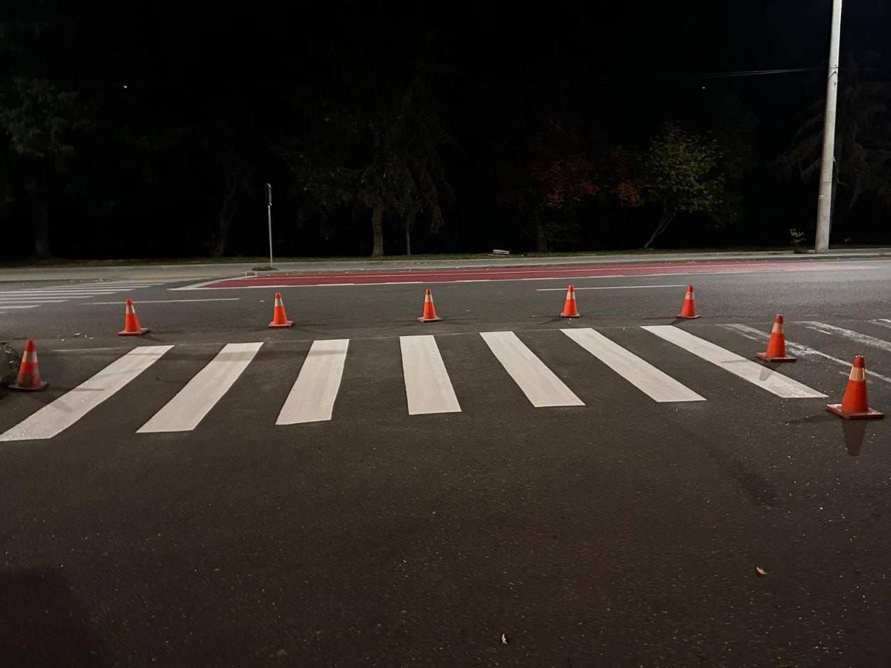 Pe străzile Capitalei continuă reînnoirea marcajelor rutiere.