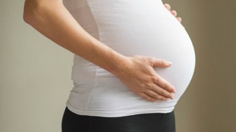O fetiţă de 12 ani, gravidă în patru luni,după ce a fost violată. Foto: redbookmag.com