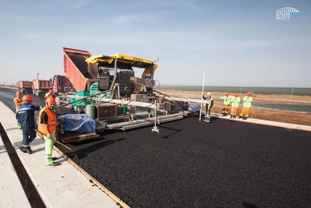 На участках, где мост подходит к берегу, полотно делается в три слоя.