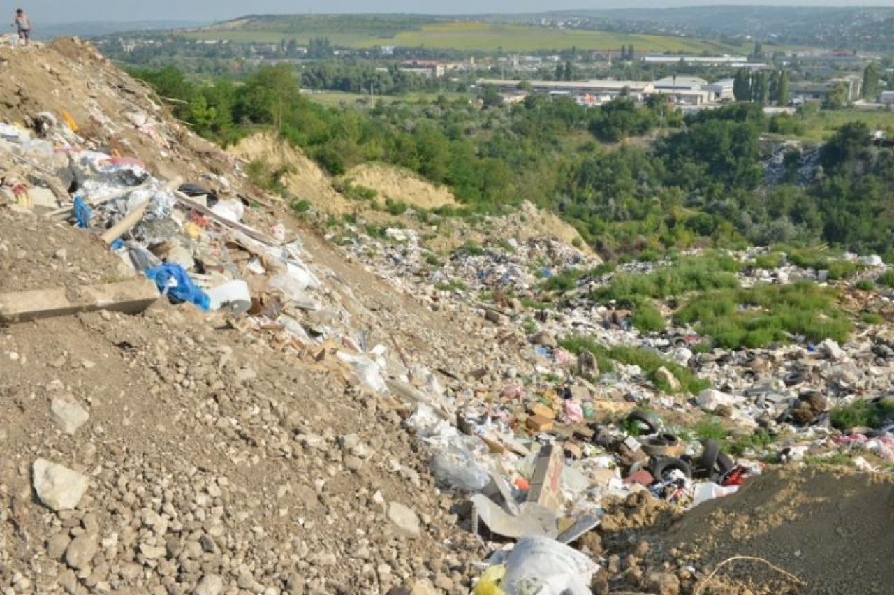 Мусорная свалка не находится на учете органов охраны окружающей среды и представляет опасность загрязнения реки Бык. Фото: chisinau.md.