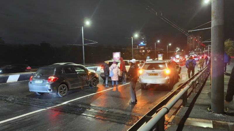 Accident în lanț la Chișinău: Patru autoturisme s-au tamponat pe viaduct.