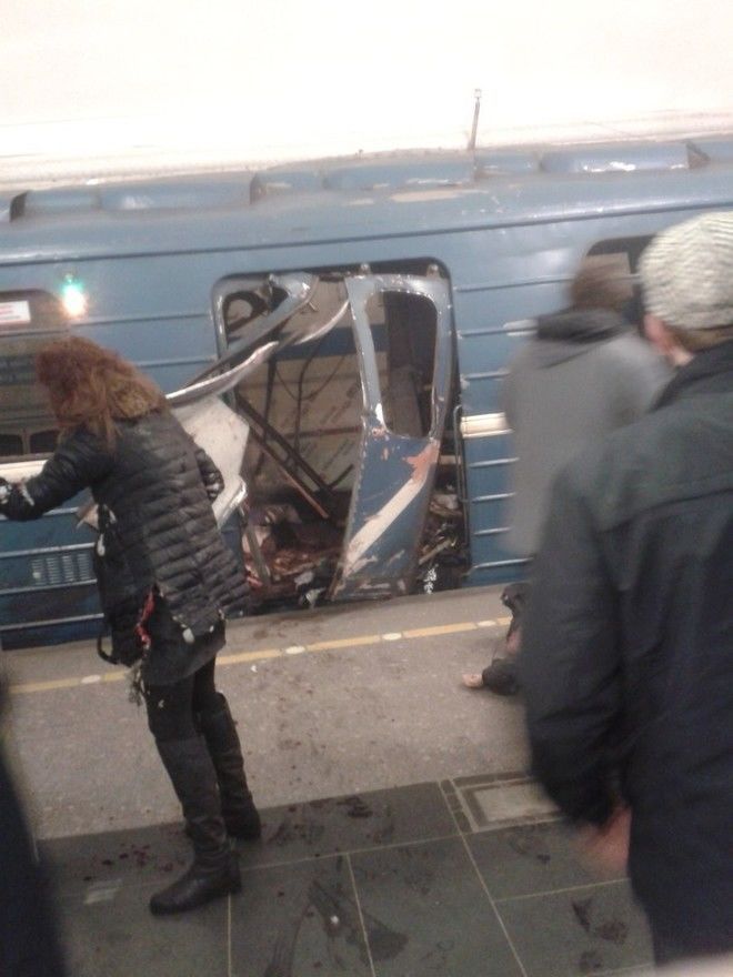 В результате взрыва в метро Санкт-Петербурга, по предварительным данным, погибли 12 человек.