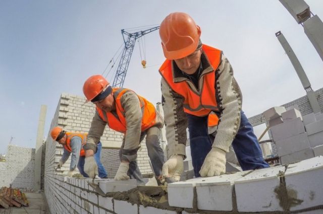Прорабу удалось незаметно вызвать полицию. 